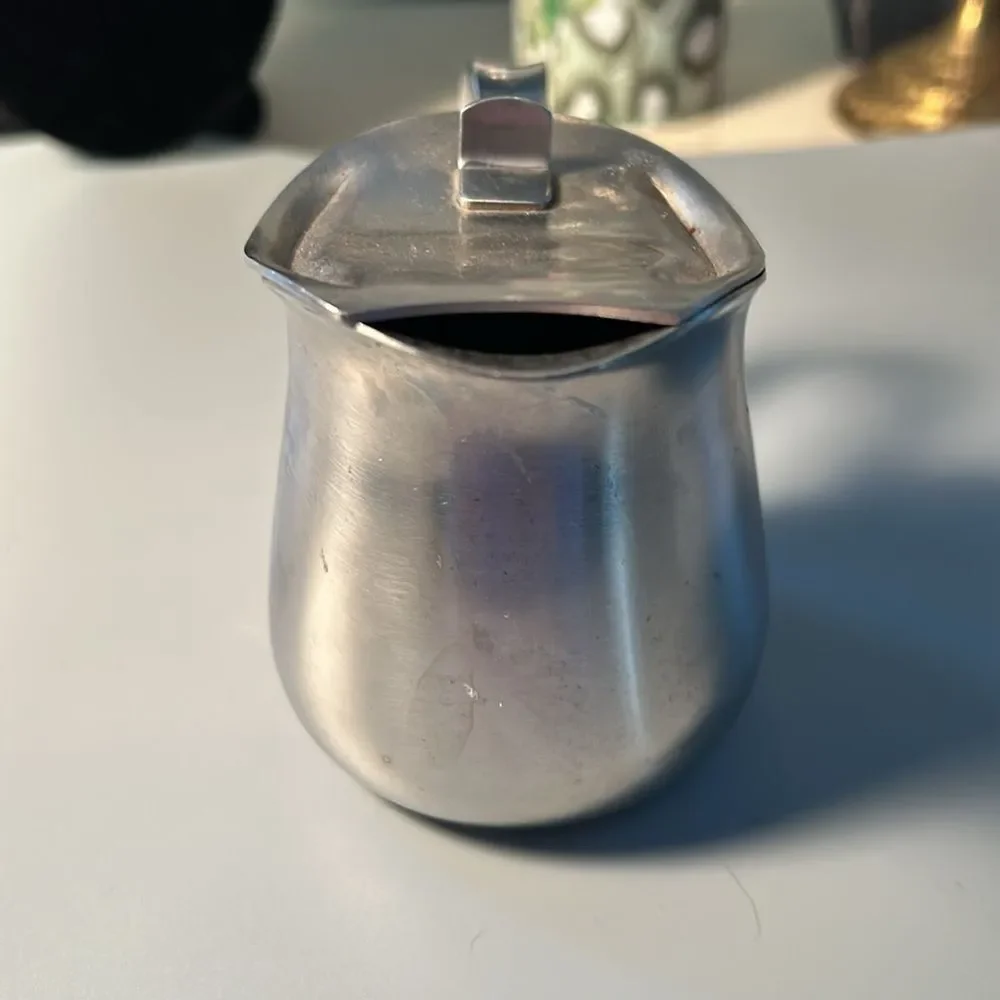Oneida 18/8 restaurant style creamer with lid